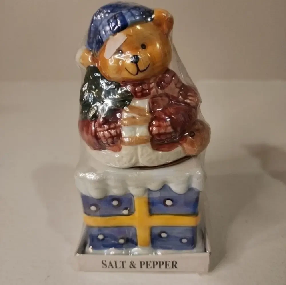 NEW‎ SANTA BEAR SITTING ON PRESENT STACKABLE SALT AND PEPPER SHAKERS